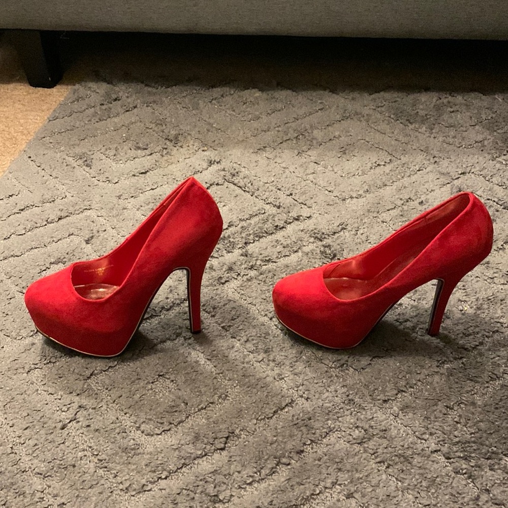 Red circle heels size 10 made in china